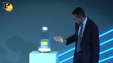 Di Maio mostra la card per il reddito di cittadinanza