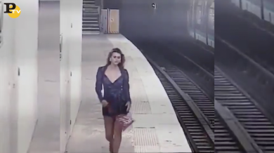 La ragazza fa lo show sulla banchina della metropolitana | video
