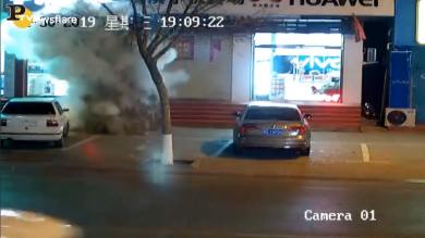 Accende fuochi artificio sul tombino del gas. Ecco cosa succede | video