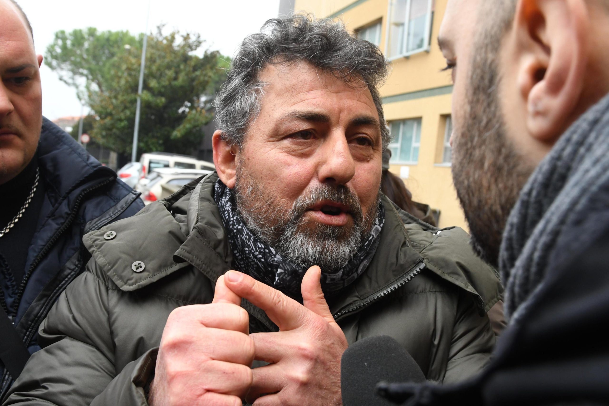 Un violoncello battuto da tromboni