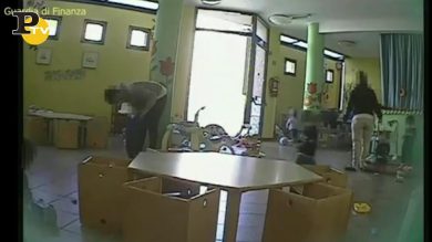 Pavia, maestra d’asilo ai domiciliari per maltrattamenti ai bambini