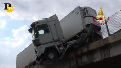 Monopoli, camion in bilico su un ponte