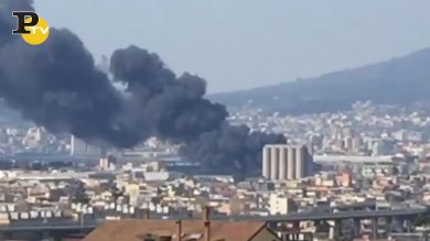 Castellammare di Stabia, vasto incendio in un capannone