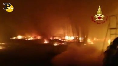 Roma, incendio nel campo nomadi in via dei Monti Tiburtini