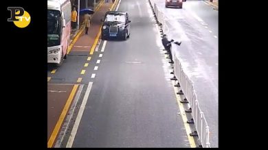 Uomo cade mentre cerca di scavalcare la ringhiera