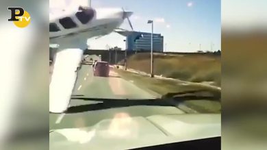 Canada, aereo da turismo sfiora pericolosamente le auto