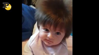 Bambina con capigliatura stravagante