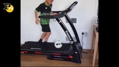 Bambino gioca a pallone sul tapis roulant