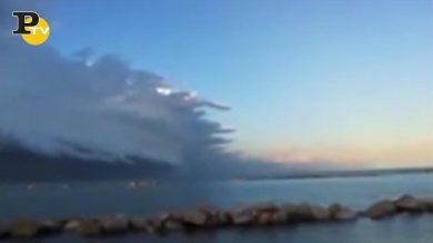 Pescara, la nube che sembra uno tsunami