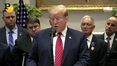 Trump alla cerimonia di firma dell’atto contro i suicidi dei veterani