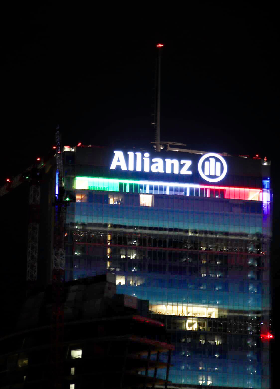 Galleria foto 'A Milano il murale dei record nella Torre Allianz – Foto' - foto 1