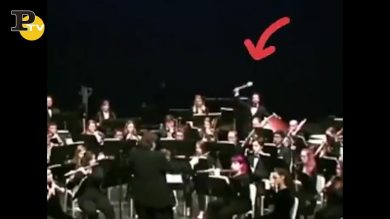 Divertente incidente durante il concerto dell’orchestra