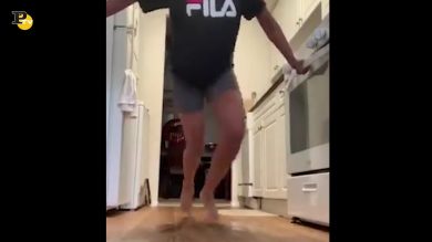 Ragazza usa il sapone per allenarsi in casa