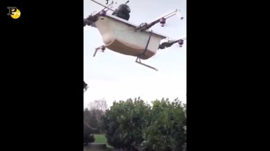 Uomo spicca il volo in una vasca da bagno