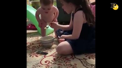 Bambino affamato cerca di rubare il pranzo della sorella