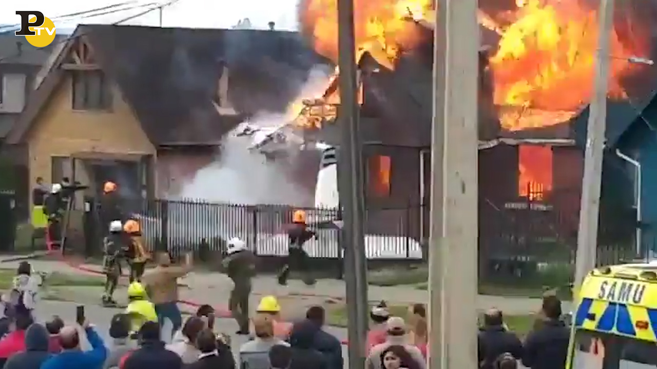 Cile, aereo precipita su un’abitazione: 6 morti Cile, aereo precipita su un’abitazione: 6 morti