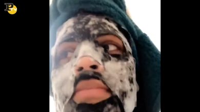 Spaventa la sorella con una maschera per il viso