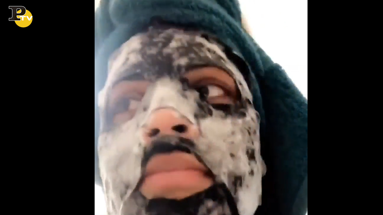 Spaventa la sorella con una maschera per il viso Spaventa la sorella con una maschera per il viso