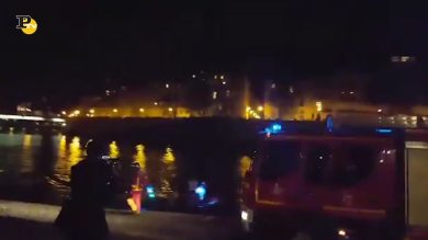 Parigi, l’applauso commosso ai Vigili del fuoco