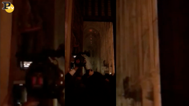 Incendio Notre Dame: le prime immagini dell’interno della cattedrale in fiamme | video