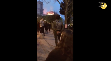 Notre Dame: i francesi cantano davanti alla Cattedrale in fiamme – VIDEO