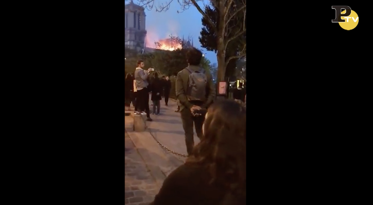 Notre Dame: i francesi cantano davanti alla Cattedrale in fiamme – VIDEO Notre Dame: i francesi cantano davanti alla Cattedrale in fiamme – VIDEO