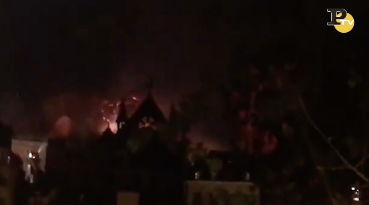 Incendio Notre Dame: cala la notte ma la Cattedrale continua a bruciare Incendio Notre Dame: cala la notte ma la Cattedrale continua a bruciare