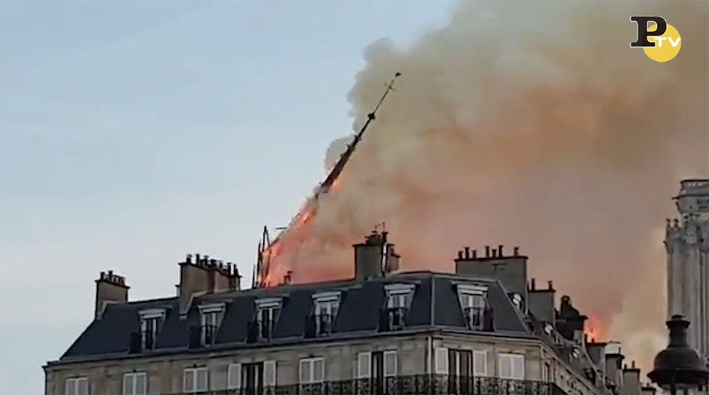 Incendio Notre Dame a Parigi, il momento del crollo della guglia I VIDEO Incendio Notre Dame a Parigi, il momento del crollo della guglia I VIDEO