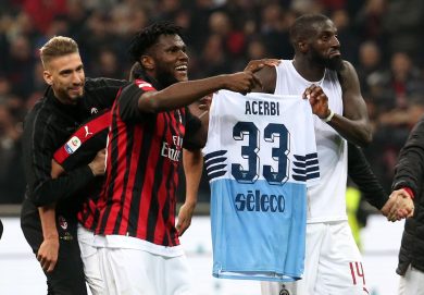 Milan-Lazio, Kessie e Bakayoko mostrano la maglia di Acerbi ai tifosi I VIDEO