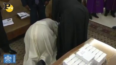 Papa Francesco bacia i piedi ai leader del Sudan del Sud