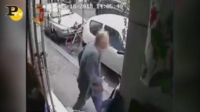 Si finge paraplegico dopo incidente, ma lontano da tutti cammina