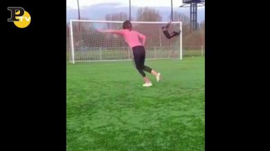 Calciatrice colpisce con il pallone un ragazzo