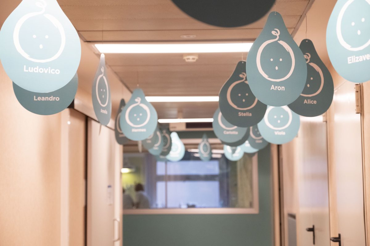 Galleria foto 'I vestiti della Hunziker all’asta diventano culle per bambini' - foto 3