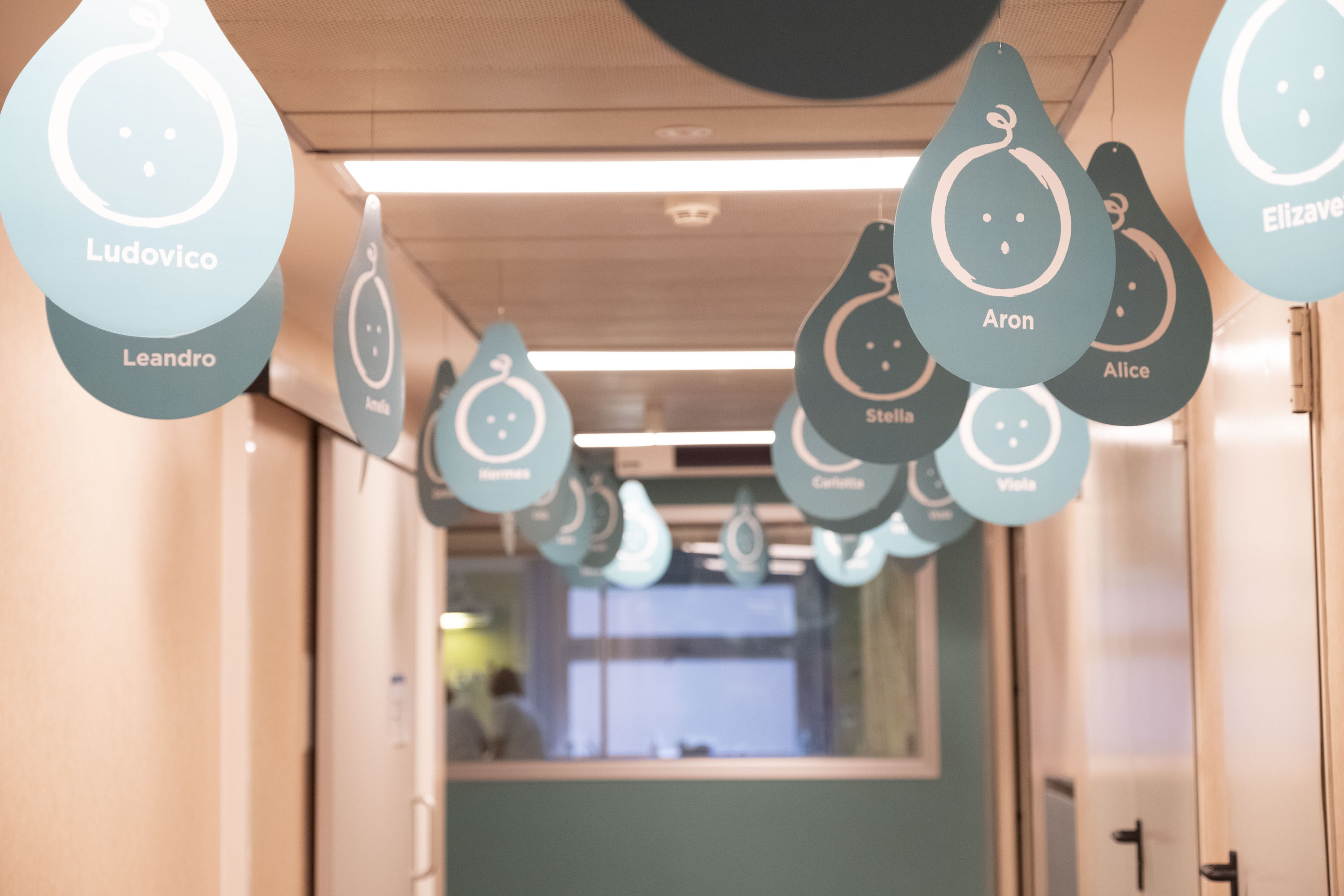 I vestiti della Hunziker all’asta diventano culle per bambini I vestiti della Hunziker all’asta diventano culle per bambini