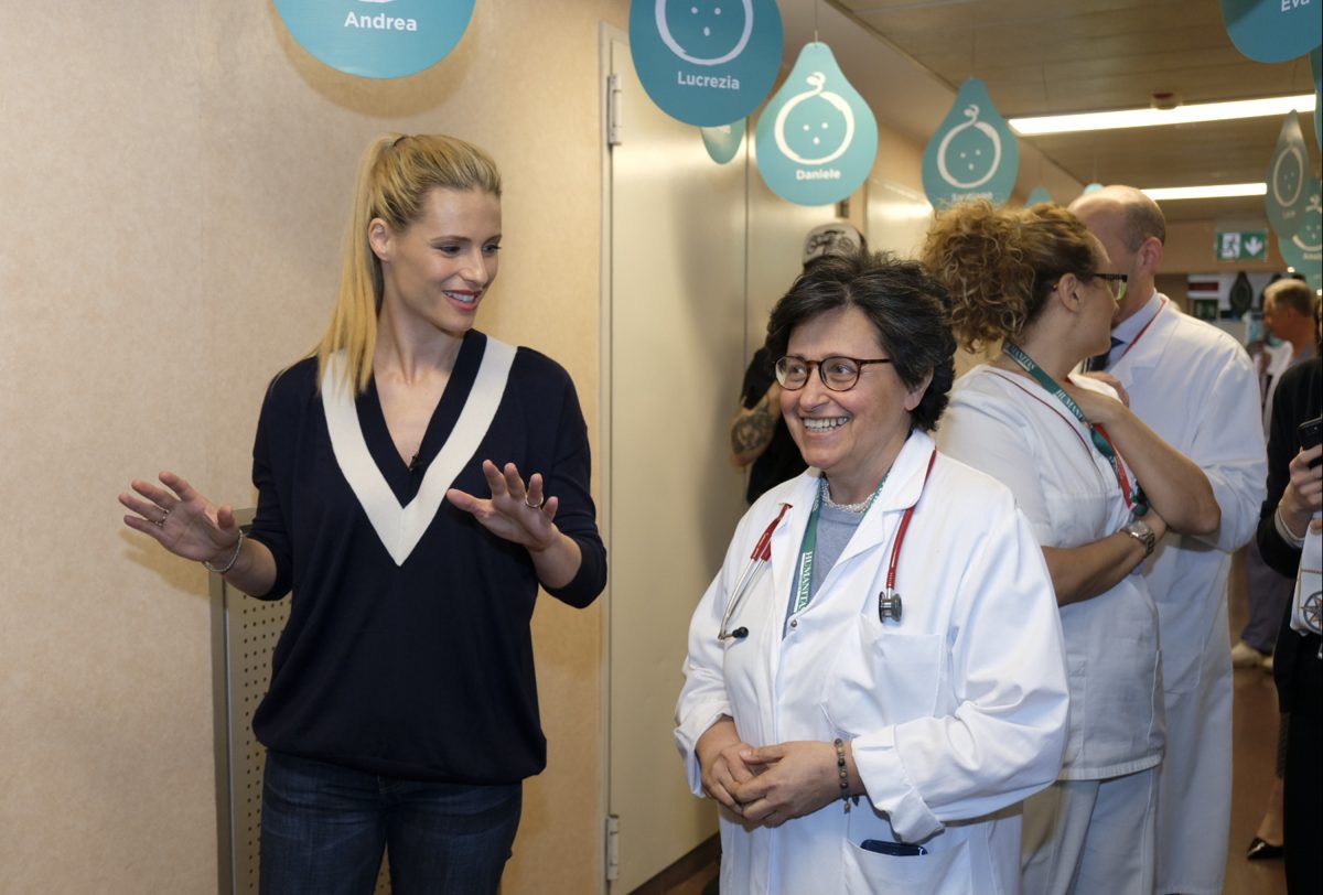 Galleria foto 'I vestiti della Hunziker all’asta diventano culle per bambini' - foto 5