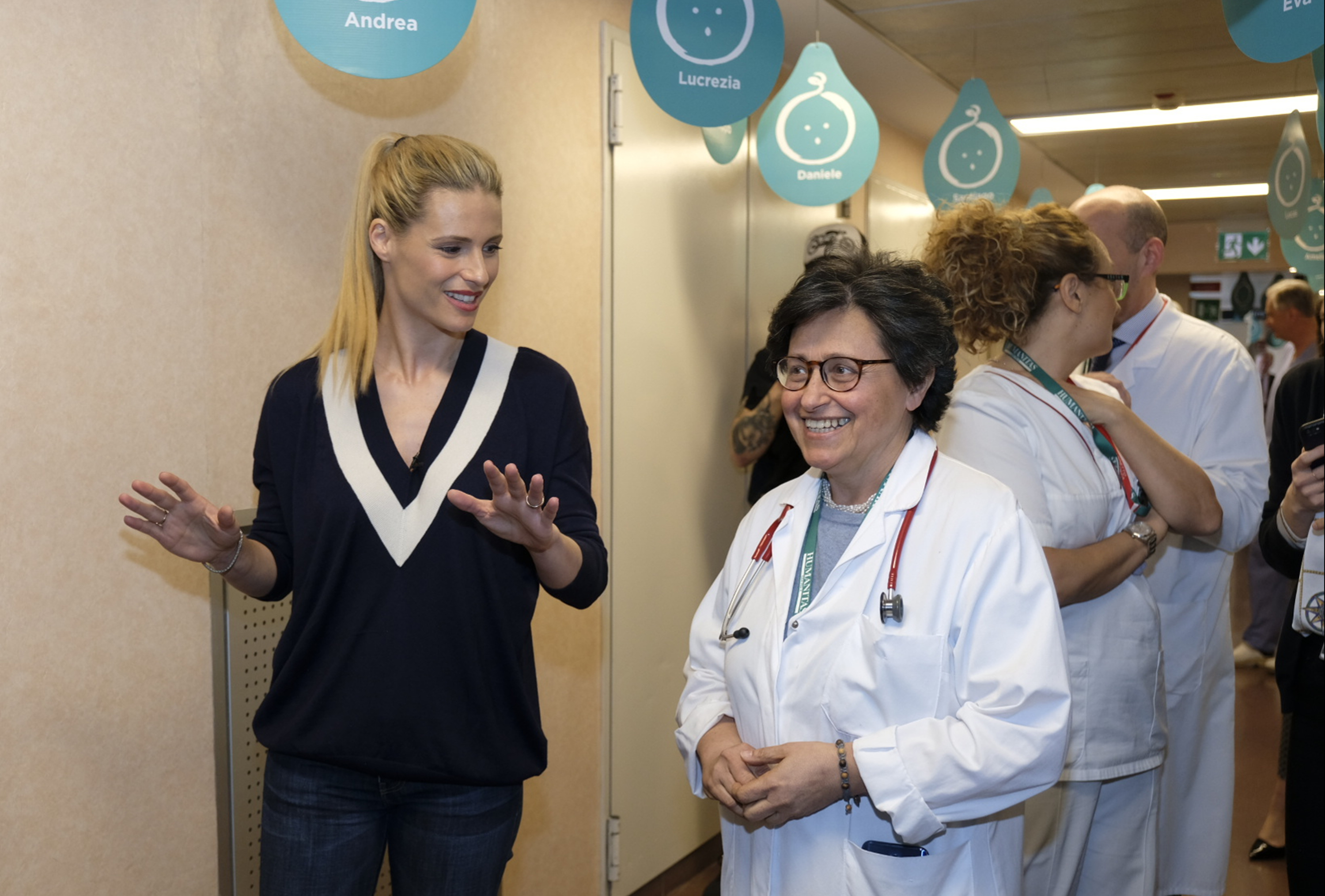 I vestiti della Hunziker all’asta diventano culle per bambini I vestiti della Hunziker all’asta diventano culle per bambini