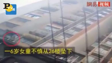 Bimba precipita da un grattacielo, ma si alza dopo lo schianto