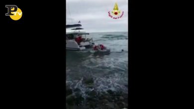 Castiglioncello, catamarano incagliato per il maltempo