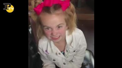 Bambina proibisce alla mamma a dieta di mangiare le patatine