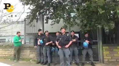 Roma, rivolta a Torre Maura per l’arrivo dei rom nella periferia