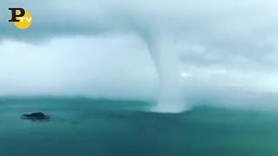 Malesia, impressionante tromba marina sfiora la costa