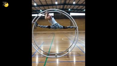 Ragazza si diverte facendo acrobazie alle spalle dei compagni