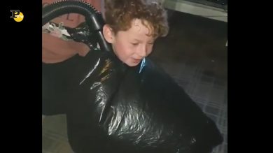 L’aspirapolvere fa gonfiare il sacco che si incolla al bambino