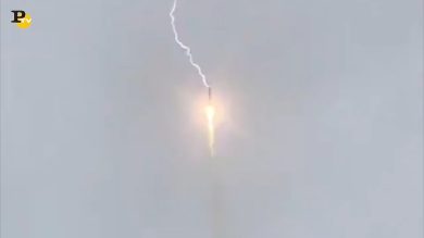 Russia, un fulmine colpisce il razzo subito dopo il decollo