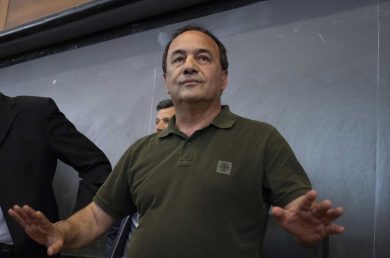 I 21 voti di Riace per l’ex sindaco Lucano, travolto dalla Lega