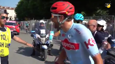 Giro d’Italia: tifoso strappa la borraccia dalla bocca di Haller