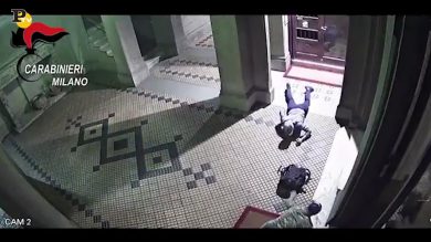 Furti a Milano: strisciavano per terra per non farsi vedere