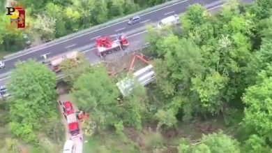 Siena, si ribalta bus pieno di turisti: un morto e decine di feriti