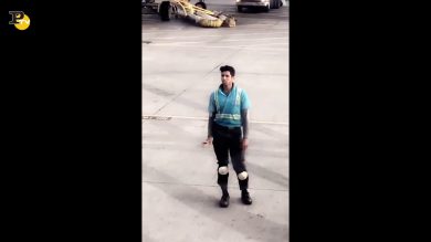 Il balletto in pista dell’addetto all’aeroporto di Honolulu