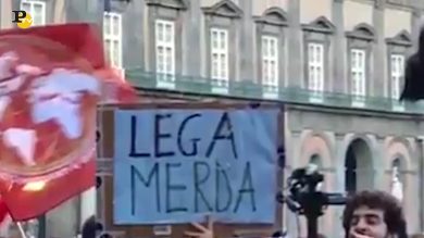 Gli striscioni dei democratici contro Salvini